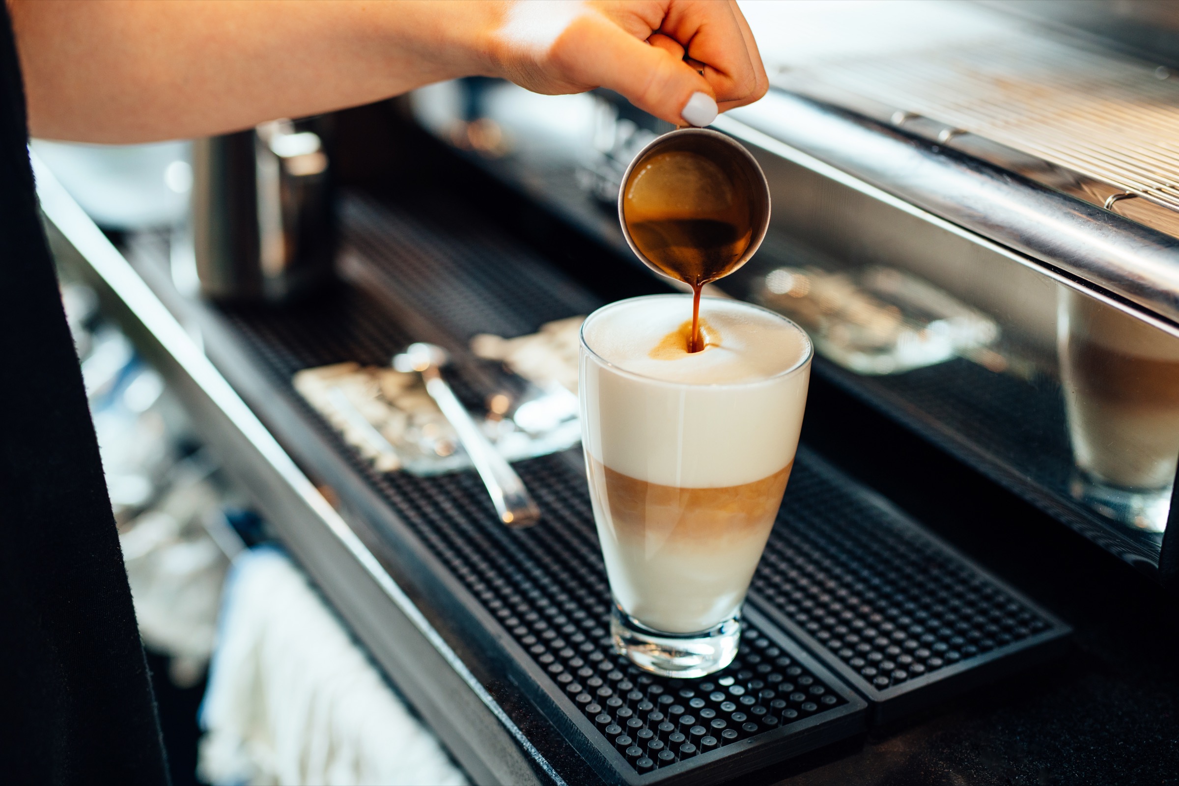 Barista macht Latte Macchiato